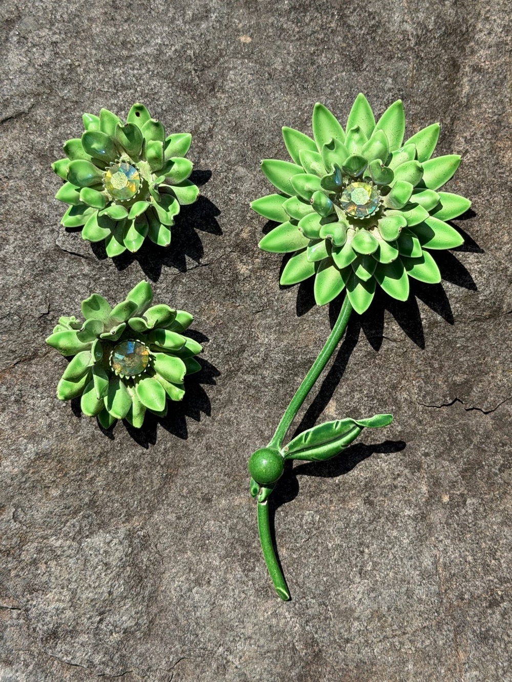 Vintage Green Enamel Flower Brooch Clip On Earrings Set - Picture 12 of 12